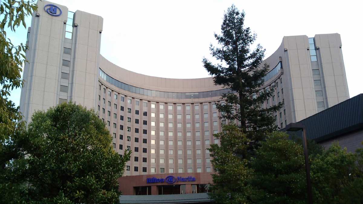 Hilton Tokyo Narita Airport: geschwungene Hotelfassade mit Hilton-Logo und Eingangsschild