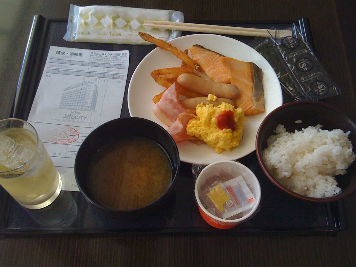 Frühstückstablett im Hotel JAL City Haneda Tokyo mit Beleg und Hotel-Illustration